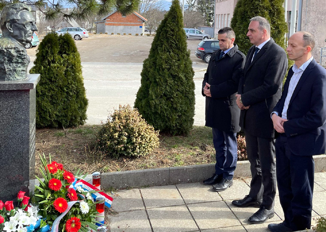 Odavanje počasti prvom hrvatskom predsjedniku dr. Franji Tuđmanu u Korenici                                                                                                                                                                               